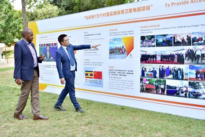 Frank Tumwebaze (l), Uganda's minister of ICT and national guidance, and Andy Wang, the StarTimes Uganda chief executive