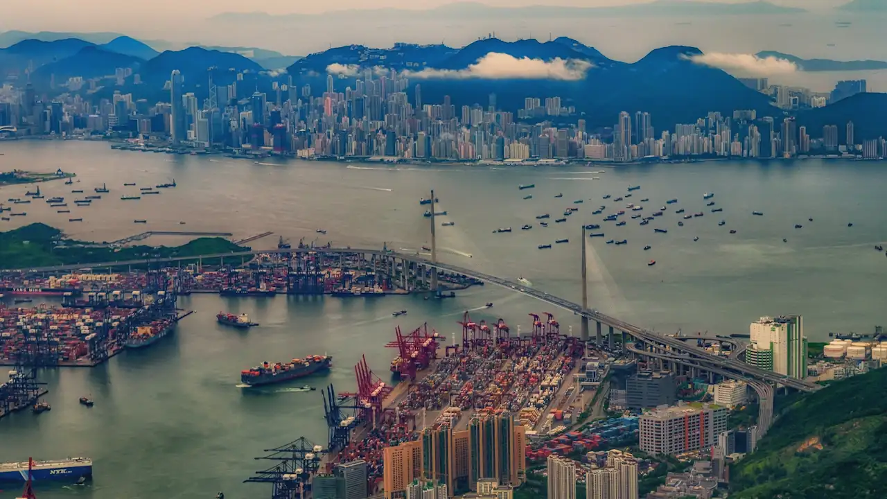 Final approach to Hong Kong with views of Victoria Harbour and Stonecutters Bridge in the early morning, July 2016
