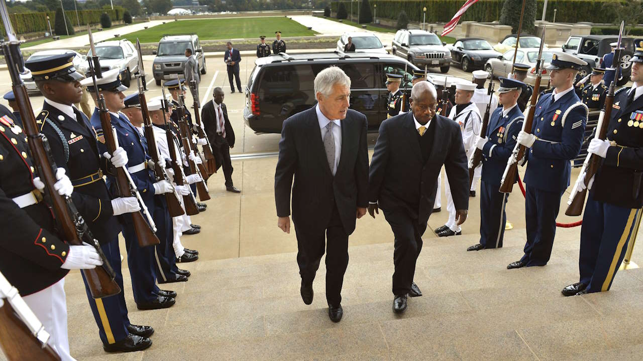 Secretary of Defense Chuck Hagel hosts an honour guard to welcome Uganda's President Yoweri Museveni to the Pentagon for a meeting 27 September 2013