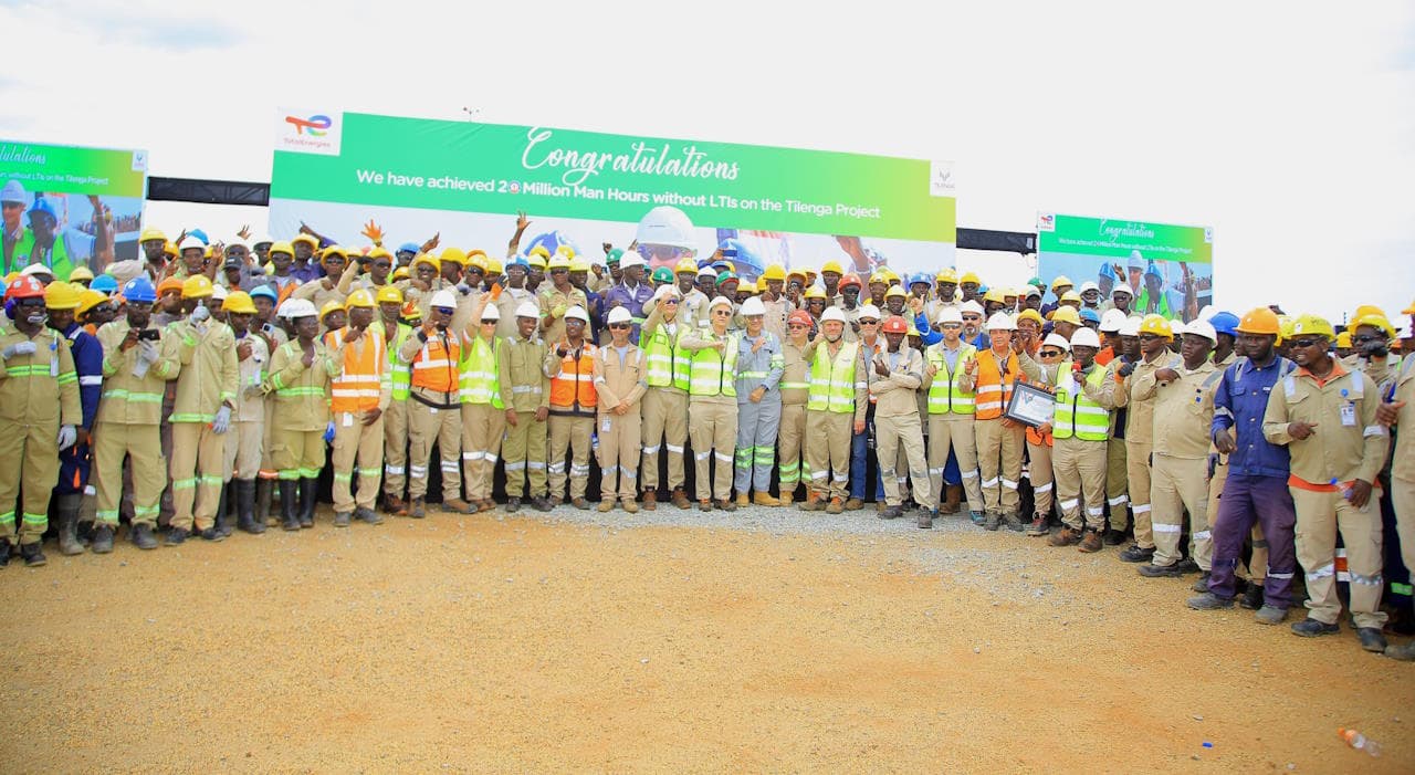 Group photo of workers and contractors on a petroleum drilling project